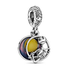 Celebrate Halloween with the Disney Nightmare Before Christmas Double Dangle Charm. Hand-finished in sterling silver, the design’s back disc features a full moon and night sky made with hand-applied transparent enamel in yellow and deep lavender. The front openwork disc includes a 3D version of main character, Disney's Jack Skellington. The bail includes spiderweb decoration, the Disney and Pandora logos and the engraving “What’s this?” Team this piece with other festive charms for some seriousl Nightmare Before Christmas Pandora Charm, Pandora Nightmare Before Christmas, Pandora Jewlery, Disney Pandora, Pandora Charms Disney, Dream Bracelet, Disney Nightmare Before Christmas, Disney Charms, Charms Pandora