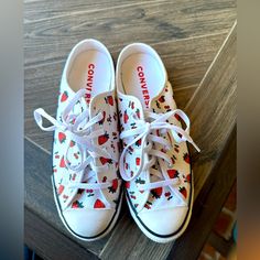 Beautiful Nwt Converse Women’s Mules With Strawberries. Perfect For Summer Or Strawberry Festivals Strawberry Converse, All Star Lugged, Converse Women, All Star Shoes, Shoes Converse, New Converse, Converse White, Sneakers Blue, Chuck Taylors High Top