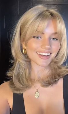 messy short hair, short layered haircuts, messy pixie haircut, medium layered hair Bangs With Medium Hair, Cut My Hair, Medium Hair Cuts, Hair Inspo Color