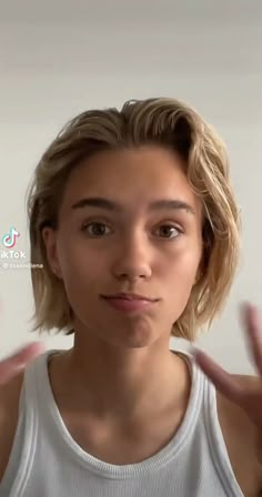 Short Lesbian Hair, Lena Mantler Hair, Lesbian Haircut Medium, Short Hair Heart Shaped Face, Surf Girl Hair, Surfer Girl Hair, Lesbian Hair, Chin Length Hairstyles, Heart Shaped Face Hairstyles