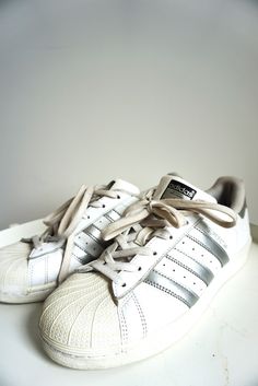 Sneakers details: * White/ silver Adidas sneaker * Trefoil logo * Condition: perfect vintage condition SIZE: US: 8 UK 6.5 EU: 40 Feel free to message me with any questions Silver Adidas, Superstar Shoes, Baskets Adidas, Adidas Vintage, White Leather Sneakers, Adidas Sneaker, Womens Tie, Shoes Uk, Vintage Adidas