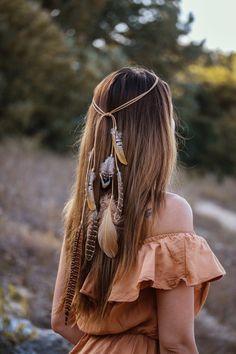 This boho feather headband is made with natural cruelty free feathers in the brown palette. The size of the feathers vary about 7 to 17cm. The headpiece is also available as a feather hair extension (the suede cord with all feathers is attached to a brown hair clip). ➳Each feather headpiece is hand crafted with love which make it unique and slightly different. ➳Comfortable and easy to wear, the feather headband is fully adjustable to any head sizes with an adjustable knot. ➳All boho headpieces are packed with care for a safe transit to your home. Please note that actual colors may differ slightly from their appearance on different displays. If you have any questions, feel free to contact me. ❣ Thank you for your visit ❣ Boho Hair Feathers, Feather Hair Band, Diy Hair Feathers, Feathers In Hair, Boho Feather Headband, Rosemary For Hair, Feather Hair Accessories