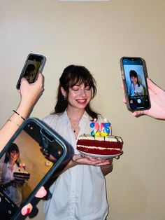 3 phone displaying similar photos of a girl holding up a cake with lit 25 candles Fun Birthday Picture Ideas, Silly Birthday Pictures, Bdy Photoshoot Ideas, Photo Pose For Birthday, Birthday Get Ready With Me, Pic With Birthday Cake, Happy Birthday Pictures Ideas, Bday Party Photoshoot, Best Birthday Poses