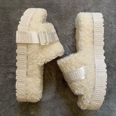 Womens Size 8. Brand New, Never Worn, No Box. Crocs Fluffy Slides, Ugg Fuzzy Sugar Slide, Cream Ugg Slides, Uggs Plastic, Ugg Fuzz Sugar Slide, Fuzz Sugar Slide Ugg, Ugg Sets, Ugg Fluffita, Shoes Ugg