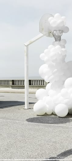 an image of a basketball hoop made out of balloons