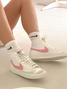 Blazer Rose, Korean Shoes, Blazer Mid 77 Vintage, Luxury Shoes Women, Pretty Shoes Sneakers, Outfit Streetwear, Nike Blazer Mid 77, Nike Blazer Mid