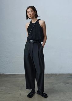 Black Loose Trousers Outfit, Black Elastic Pants Outfit, Masculine Dresses, Loose Trousers Outfit, Masculine Dress, Black Loose Pants, Black Tailored Pants, Black Shirt Outfit, Semi Formal Mujer