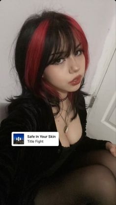 Y2k Hairstyles Red Hair, Hair Looks Ponytail, Cute Red Hair Styles, Hair With Layers And Bangs Medium Length, Hair Y2k Dye, Red Hair Dye Inspiration, 1 Streak Of Color In Hair, Hair Dye Ideas Olive Skin, Hair Dye Ideas Red And Brown