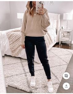 Beige Top Outfit, Black Joggers Outfit, Joggers Outfit Women, Casual Mom Style, Best Joggers, Beige Sweatshirt, Joggers Outfit, Amazon Best Sellers, Sweatshirt Outfit