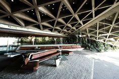 benches are lined up in the middle of an empty area with no people around them