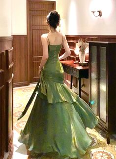 Green Silhouette, Long Party Gowns, Green Evening Gowns, Ceremony Dress, Chic Evening Dress, Green Formal Dresses, Prom Season, Velvet Prom Dress, Color Rush