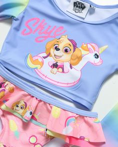 Dos desenhos para a divers�o de sua filha na praia, o Biqu�ni infantil Skye Patrulha Canina rosa | Nickelodeon aparece como pedida certa para sua princesa curtir a areia em fam�lia. Com babadinhos, essa pe�a � um charme. Aproveite! Caracter�sticas: Marca: Nickelodeon Poli�ster 85%; Elastano 15% Forro: Poli�ster 100% Manga longa Com babados Estampa Skye de Patrulha Canina Prote��o UV 50+ 1 Camiseta de praia 1 Calcinha biqu�ni Prote��o UV 50+: esta tecnologia bloqueia a radia��o ultravioleta, prot Nickelodeon, Onesies, Baby Onesies