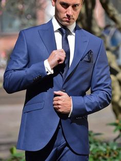 The wedding suit "Brasil" is reverskollar in a classy royal blue, reverskollar and a button. The tie is made of fine satin also in royal blue and forms an elegant addition. Of course, you can determine the color fabrics and patterns of all our models and the accessories associated with them. We have a wide selection of west plaintons slots flies and ties in all colors that you can freely combine to match your suit. Cut: Slim Fit Available in sizes: 44 - 46 - 48 - 50 - 52 - 54 - 56 - 58-custom ma Wedding Suit, Blazer Suit, Royal Blue, Slots, Custom Made, Bathing Beauties, Slim Fit