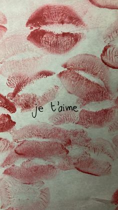 the words je t'aime are written on lipstick