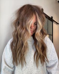 Aesthetic Pictures Wallpaper, Asthetic Picture Wallpaper, Light Brunette Hair, Blonde Ambition, Brown Hair Inspo, Bronde Hair, Asthetic Picture, Brunette Hair With Highlights