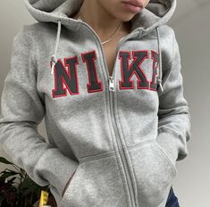 Nike Hoodie Aesthetic, Hoodie Inspiration, Nike Hoodies, Clothes Brand, Fits Clothes, Nike Hoodie, Style Streetwear, Dream Clothes, Grey Hoodie