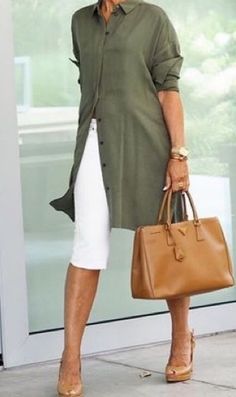 Bermuda Short Outfits, 70 Year Old Women, Clothes For Women Over 50, Estilo Indie, Style Indie, Dallas Fashion, Bermuda Short, Stylish Glasses, Mode Casual