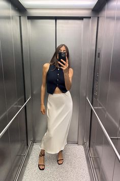 SATIN EFFECT MIDI SKIRT Sheek Outfits, Shopping Fits, Beachy Fashion, Hoco Dress Inspo, Rok Midi, Satin Skirt Outfit, Outfit Links, Zara Portugal, Hoco Dress