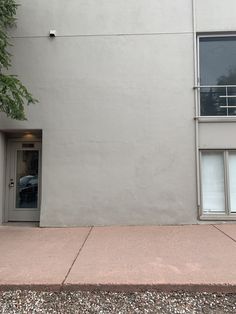 an empty parking meter in front of a building