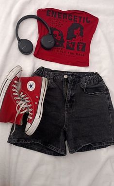 Red Converse Outfit Summer, Red And Black Outfits Aesthetic, Black Clothes Outfits, Red And Black Outfit, Outfit With Shorts, Looks Shorts, Black Shorts Outfit, Outfits With Shorts, Outfits Dr