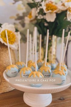 idées anniversaire ourson Vintage Winnie The Pooh Cake Pops, Winnie The Pooh Cake Pops Showers, Pooh Bear Gender Reveal Ideas, Pooh Bear Themed Baby Shower Ideas, Pooh Bear Cake Pops, Winnie The Pooh Dessert Ideas, Whine Pooh Baby Shower Ideas, Whinne Pooh Baby Shower Ideas, Winnie The Pooh Cakepops