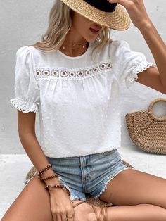 Blanco Casual Collar manga corta Tela Liso Top Embellished No-Elástico Simple Tops For Women, Fancy White Tops, White Blouses, Blouse Casual Fashion, Basic Blouses, Ladies Blouse Designs, White Lace Blouse, Lakme Fashion Week, Dressy Dresses