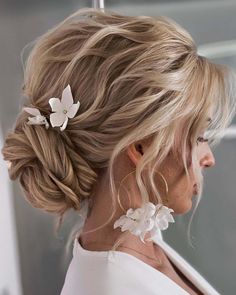 70+ Hottest Bridesmaid Hairstyles For 2023 + Tips & Advice ❤ bridesmaid hairstyles textured low bun with flower pins barbara.szuksztul.lenarczyk #weddingforward #wedding #bride #bridesmaidhairstyles #weddinghairstyles Flower Bun, Boho Styl, Messy Bun Hairstyles, Chic Flowers, Wedding Hair Inspiration