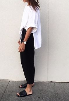 #streetstyle #style #streetfashion #fashion #outfit Minimalista Sikk, Sukienki Maksi, Minimal Stil, Chic Minimalista, Minimalist Fashion Summer, Minimalist Moda, Moda Do Momento, Minimalist Street Style, 여름 스타일