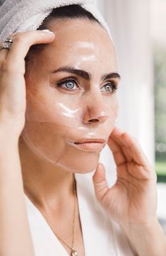 What it is: A deeply hydrating face mask with hyaluronic acid that helps supercharge your BIOEFFECT serums.Who it's for: All skin types.What it does: This cooling, calming hydrogel mask features only 13 ingredients that were carefully selected to promote maximum penetration and absorption of Barley EGF in BIOEFFECT serums. Skin looks softer, smoother, plumper and deeply moisturized. As a protein, Barley EGF prefers a moisture-rich environment. The longer the surface of the skin is kept moist, th Hydrating Face Mask, Hydrating Mask, Beauty Skin Care Routine, Men's Beauty, Barley, All Skin Types, Oil Free, Skincare Products, Fragrance Free Products