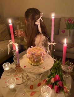 Valentine‘s Day table with pink cake with ribbons in candlelight with pink tulips, pearl necklace and lipstick kiss envelopes B Day Photo Ideas, B Day Party Ideas, Cute Pink Cake, Cake With Bows, Bolo Vintage, Cake Cute, Cake Table Birthday, Girly Birthday Party