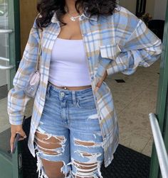 Flannel Shirt Outfit Black Women, Fannels Shirts Styling, Styling Plaid Shirts Flannels, Flannel Outfits With Jeans, Plaid Shirt Outfit Black Women, Fannels Shirts Outfits Fall, Outfits With Plaid Shirts Flannels, Flanel Outfit Woman, Women’s Flannel Shirt Outfit