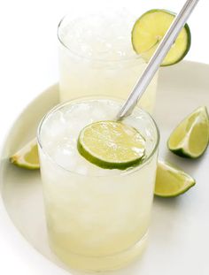 23 Best Mexican Cocktails Everyone Should Try - ZEN AND HONEY Orange Crush Recipe, Original Margarita Recipe, Margarita Drinks, Margarita Cocktails, Classic Margarita Recipe, Limeade Recipe, Cranberry Margarita