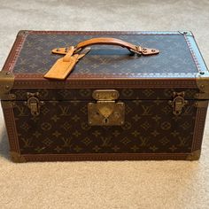 Selling A Louis Vuitton Vanity Train Case Trunk. Case Is In Excellent Condition. Lv Trunk, Louis Vuitton Vanity, Louis Vuitton Trunk, Louis Vuitton Luggage, Make Up Mirror, Travel Trunk, Bags Louis Vuitton, Train Case, Lock And Key