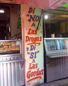 a sign on the side of a building that says, no la dragas di si las gordas