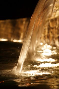 the water is running down the side of the fountain