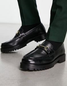 Chaussures, bottes et baskets par WALK LONDON Fais un pas en avant en matière de style Style à enfiler Détail mors Bout arrondi Semelle chunky Leather Trend, Walks In London, Chunky Loafers, London Dress, Black Polish, Boots And Sneakers, Body Fit, New Style, Black Shoes