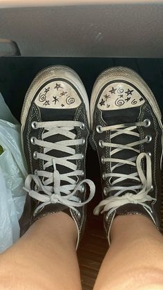 Shoes With Drawings On Them, Converse Drawings On Shoes, Things To Draw On Converse Easy, Stuff To Draw On Your Converse, Converse Shoe Art, Converse Aesthetic Drawing, Converse Diy Painted, Aesthetic Shoes Pic