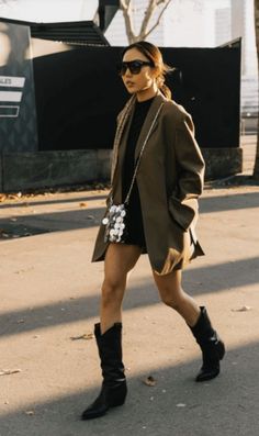 Cowboy Boots Outfit Aesthetic, Chic Cowboy Boots Outfit, Cowboy Boots Outfit Women, Boots Outfit Aesthetic, Black Western Boots Outfit, Black Cowgirl Boots Outfit, Cowboy Boots Outfit Fall, Cowboy Boots Outfit Winter, Models Street Style