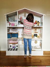 Doll House For Barbie, Shelf Doll House Diy, Dollhouse Bookshelf Diy, Barbie House Plans, Barbie Dollhouse Diy, Barbie Shelf, Barbie Storage Ideas, Wooden Barbie House, Homemade Barbie House