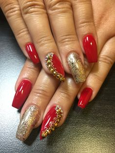 Christmas nails, red and gold nails Holiday Nails Red And Gold, Nails Red And Gold, Holiday Nails Red, Gold Nails Prom, Gold Holiday Nails, Prom Nails Red, Red And Gold Nails, Gold Acrylic Nails, Golden Nails