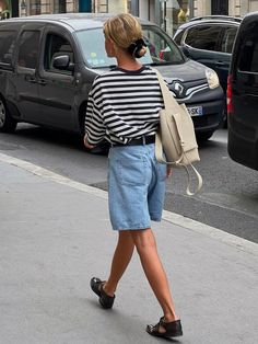 Oversized Denim Shorts, Striped Sweatshirt, Christmas Shoot, Sweatshirt Oversized, Shorts Outfit, Minimal Style