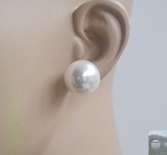 This earrings with 18mm round ball shape faux pearl. great luster, high quality. It is great gift for your bridesmaids and yourself. I can make the other style with the big pearls. Please feel free contact me if you have some ideas. back to my store: https://www.etsy.com/shop/goodglasspearl?ref=l2-shopheader-name Huge Pearl Earrings, Big Pearl Earrings, Pearl Ball Earrings, Button Pearl Earrings, Small Pearl Necklace, Pokemon Jewelry, Big Stud Earrings, Large Pearl Necklace, Large Pearl Earrings