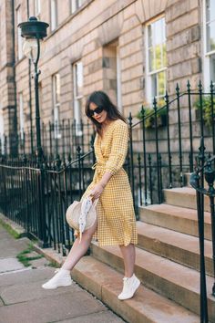 1 vestido midi: 10 looks incríveis - Estilo Próprio By Sir Spring Dress Trends, Dresses Outfit Ideas, Spring Fashion Dresses, Dress Sneakers, Outfit Ideas Casual, Spring Outfits Dresses, Outfits To Copy, Spring Forward, Summer Dress Outfits