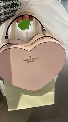 Penyimpanan Makeup, Aesthetic Bags, Girly Bags, Luxury Purses, Fancy Bags, Coach Horse And Carriage Tote, Pretty Bags, Cute Purses, Virtual Closet