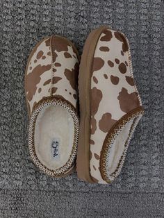 Cow print & regular bruin slippers – Gunpowder and Lace Boutique Nac Modesty Journey, Cow Slippers, Casual Country Outfits, Cowgirl Accessories, Western Shoes, Bling Bags, Dr Shoes, Country Style Outfits, Preppy Shoes