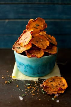 Orange Sweet Potato Baked Chips with Thyme at Cooking Melangery Sweet Chips, Sweet Potato Baked, Potato Baked, Orange Sweet Potatoes, Sweet Potato Chips, Baked Chips, Snacks Für Party, Idee Pasto Sano, Eat Smarter