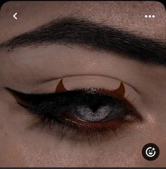 Gothic Style Makeup, Halloween Themed Makeup Simple, Red Halloween Makeup Looks, Halloween Makeup For School, School Eyeliner, Spooky Eyeliner, Makeup Looks Asian, Eye Makeup Asian, Gothic Eye Makeup