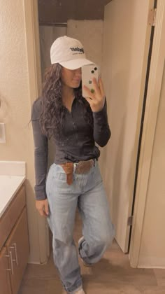 Casual Western Winter Outfits, Western Hat Outfit Winter, Cowgirl Jeans Outfit, Western Winter Outfits Leggings, Comfy Western Outfits Winter, Baggy Jeans Western Outfit, Western School Outfits Winter, Granola Western, Fall Western Outfits