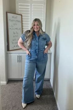 Single denim jumpsuit, pointed-toe flats for a effortlessly polished appearance. Outfit Ideas Plus Size, 70’s Outfit, Cool Outfit Ideas, Cool Outfit