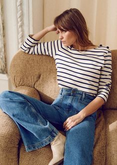 Colette Marinière - Ecru / Navy - 0rganic cotton - textile made from organic fibers - Sézane Striped Breton Top Outfit, Breton Top Outfit, Mariniere Outfit, French Style Fashion Classic, Striped Top Outfit, Outfit Trabajo, French Outfits, Breton Stripe Shirt, Look Jean